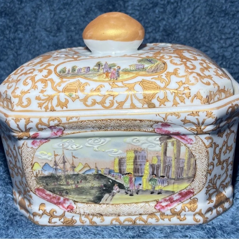 Vintage Hua Rong Tang Zhi Porcelain Lidded Box. Gold Filigree. European Scenery